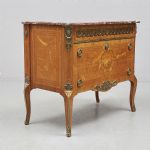 1352 1384 CHEST OF DRAWERS